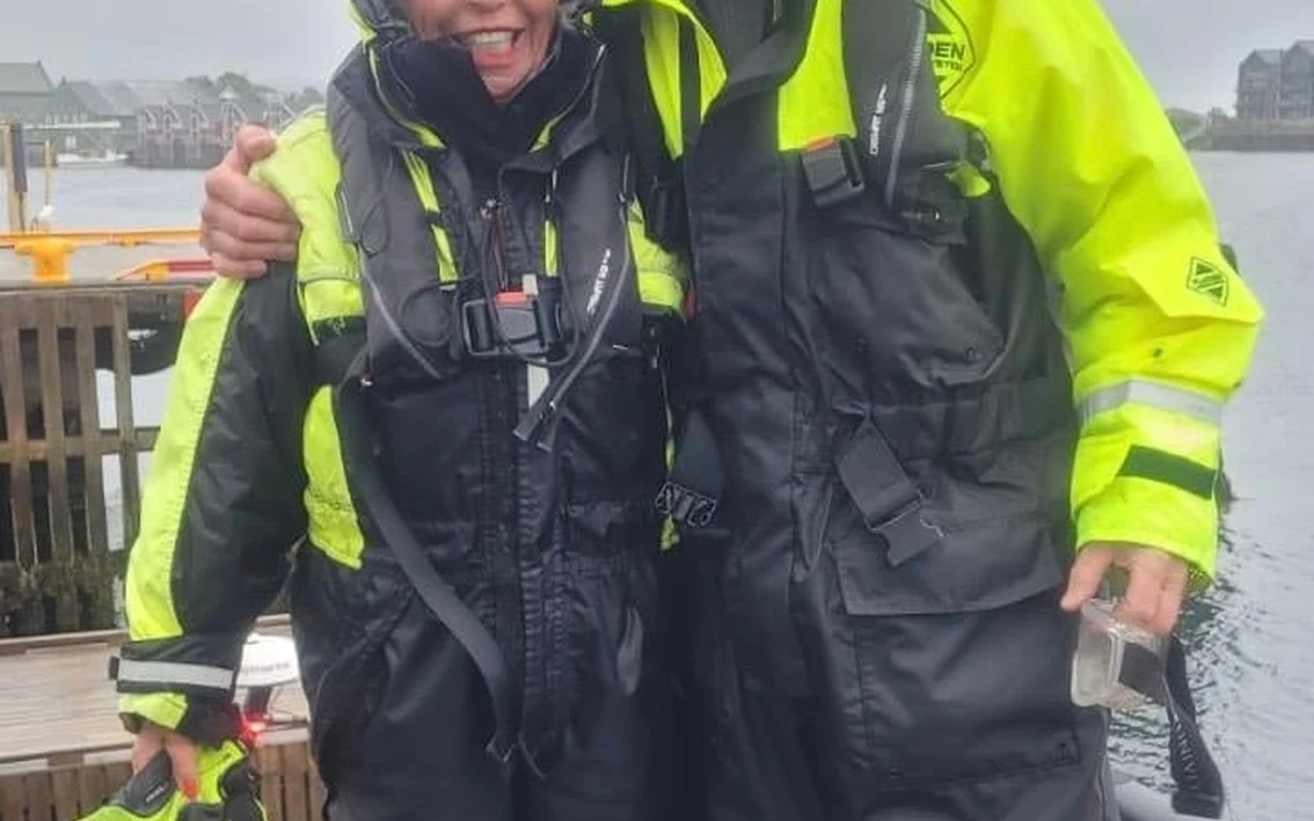 Ein RIB wirbelt Gischt auf, während es auf die Einfahrt zum Trollfjord auf den Lofoten zufährt