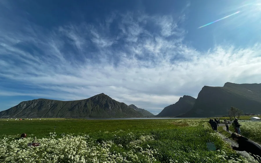 Eine Straße zwischen den Gipfeln der Lofoten