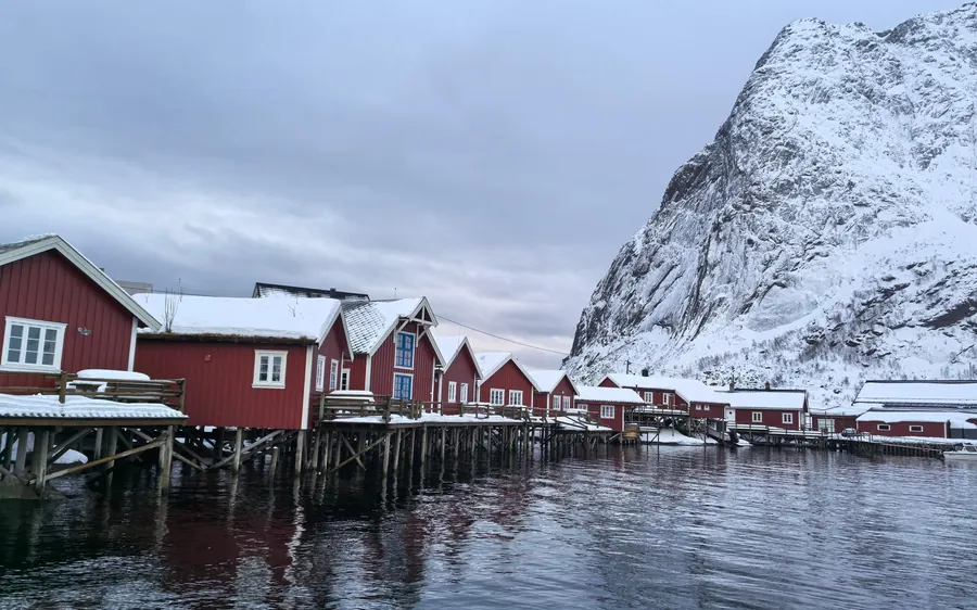 Rote Rorbuer-Hütten am Wasser in Hamn&oslash;y