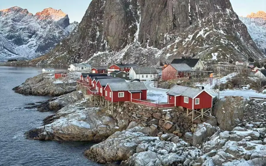Ein Aussichtspunkt über die Gipfel und das Wasser der Lofoten